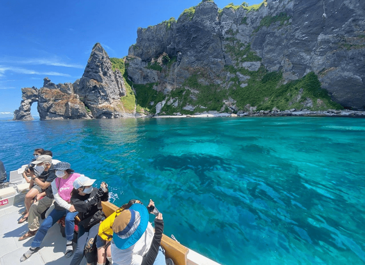 大型船では感じられない海岸線